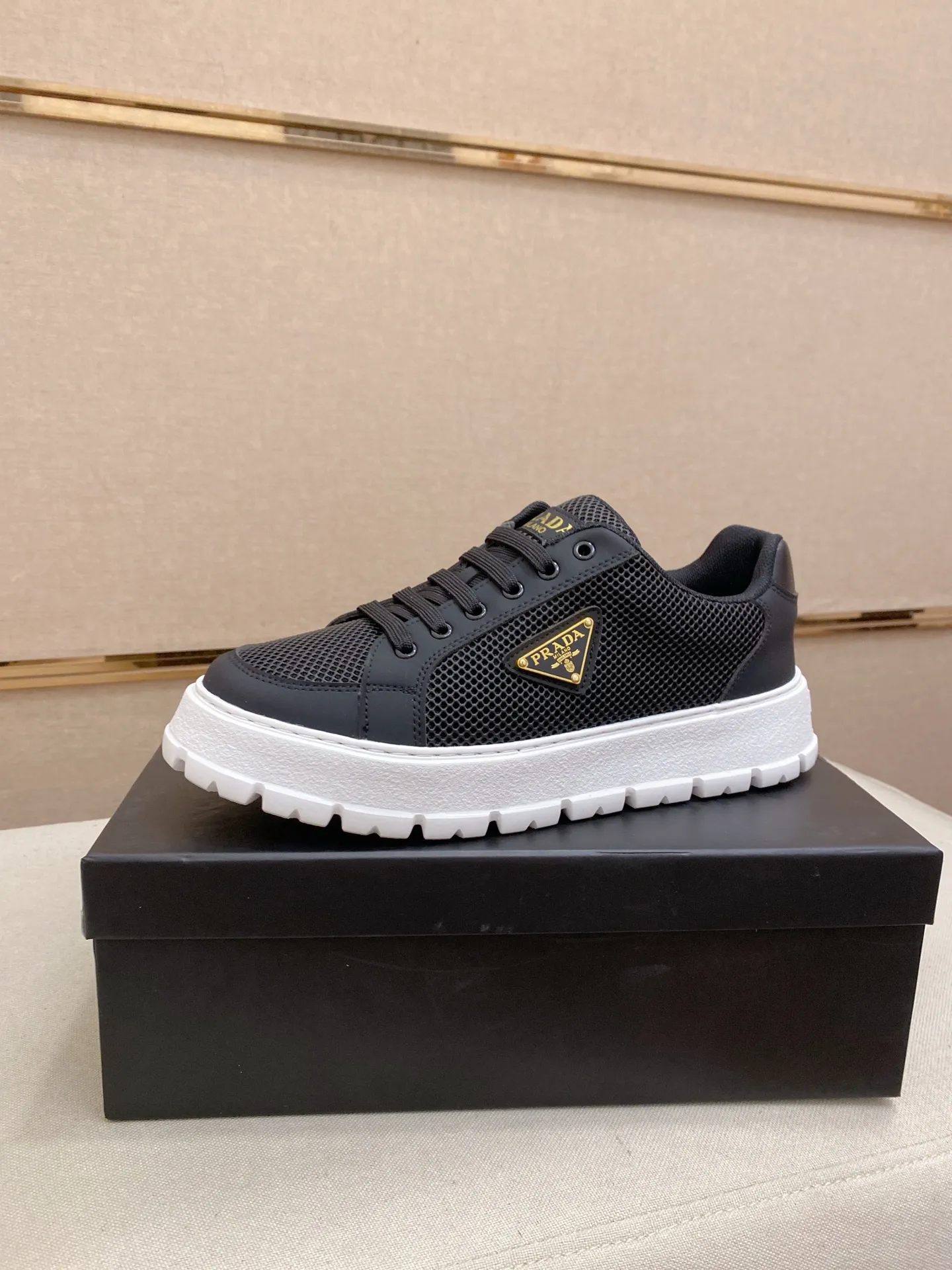 Men's men's shoes💰: 440💰[Prada～Prada] Trendy new styles are on the market. Same style as the official website. Counter quality. Original version. [Strong] [Strong] Imported selected first-layer cowhide. Comfortable and breathable sheepskin lining, fine workmanship, upper layer made of 100% pure cowhide, original last shape, comfortable on the feet, shoe sizes 38 to 44